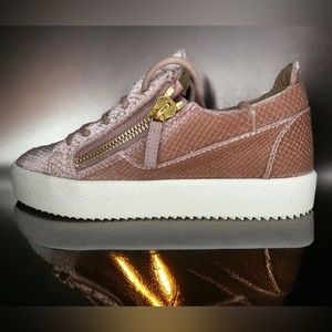 Brand New GIUSEPPE ZANOTTI of Gail velvet Low-top sneakers. Size 6